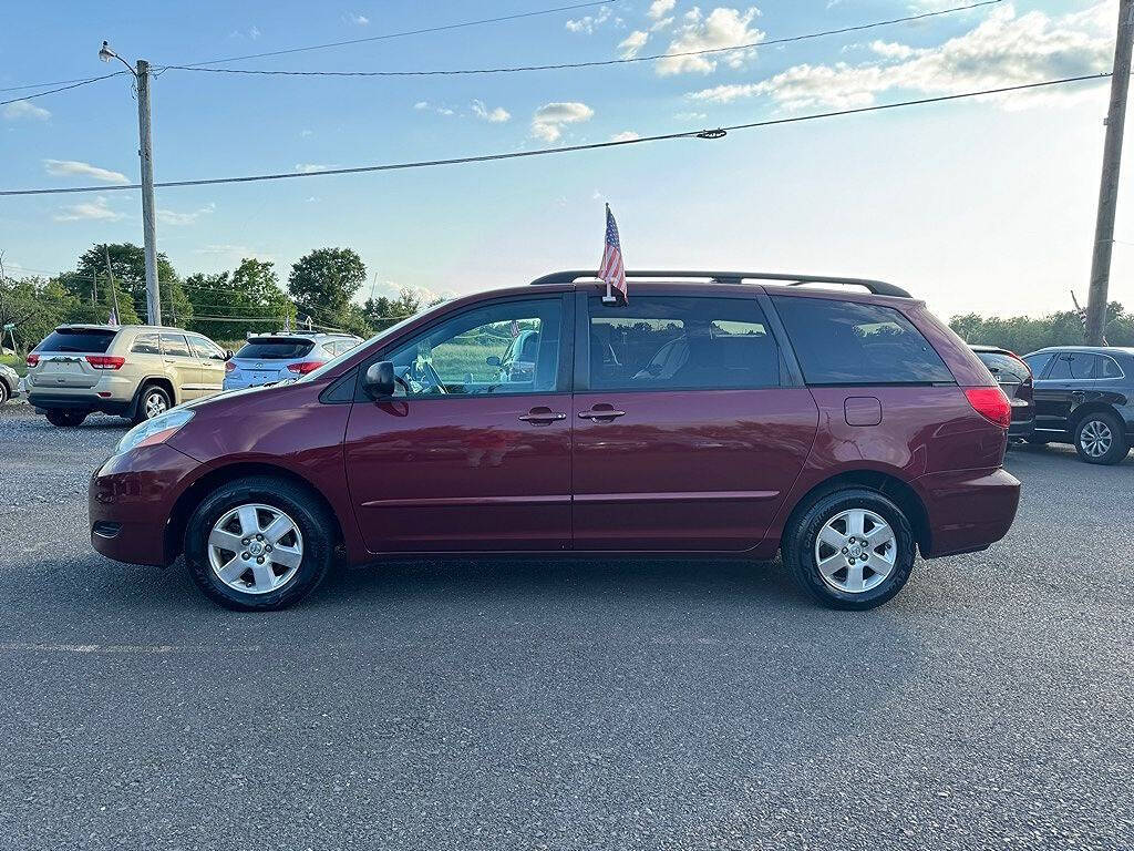 2007 Toyota Sienna for sale at We Buy & Sell Cars Inc in Orlando, FL