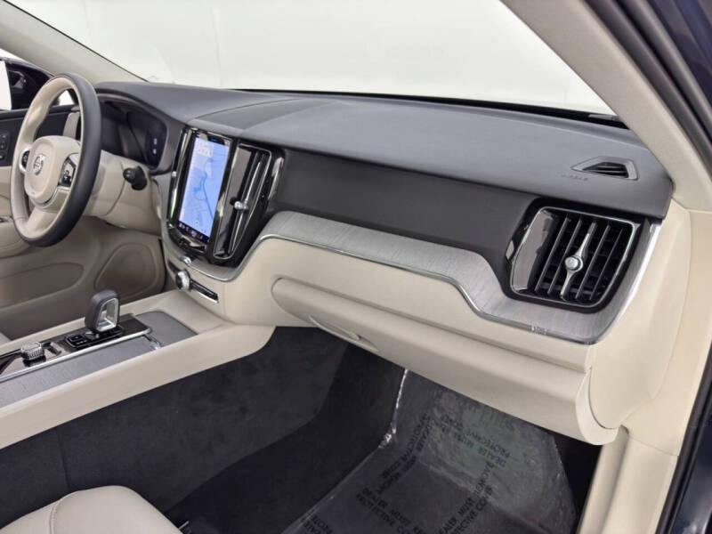 2023 Volvo XC60 B5 Plus Dark Theme