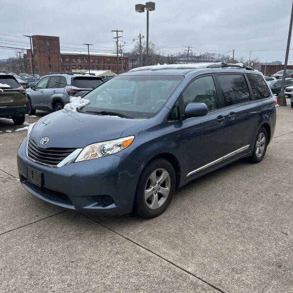 2014 Toyota Sienna LE's photo