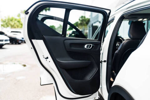 2025 Volvo XC40 B5 Plus Dark Theme