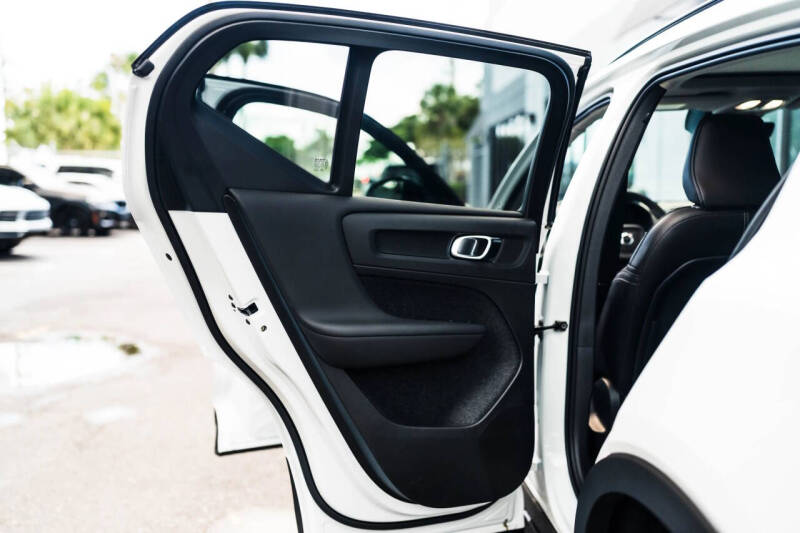 2025 Volvo XC40 B5 Plus Dark Theme