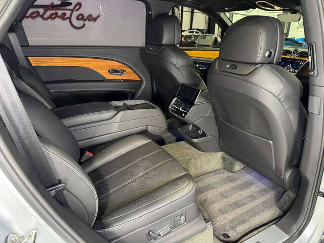 2023 Bentley Bentayga EWB V8