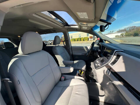 2015 Toyota Sienna XLE 7-Passenger Auto Access Seat