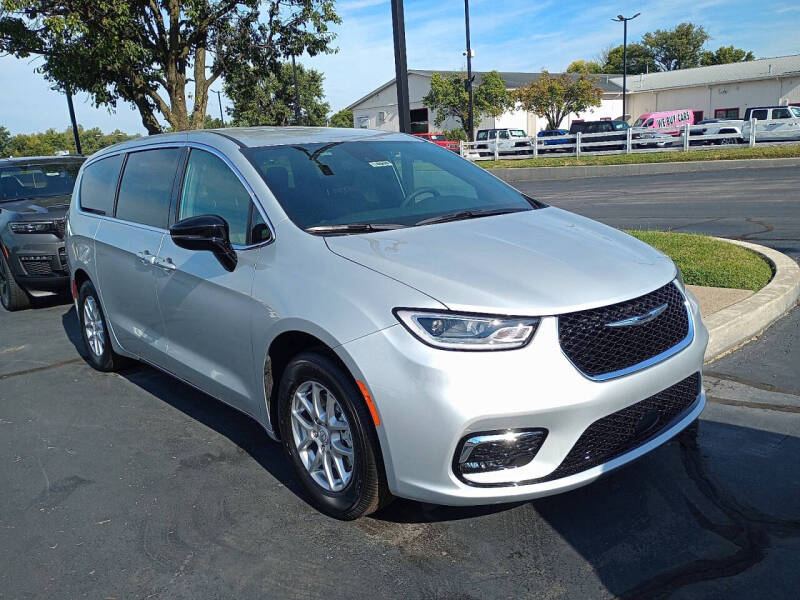 2026 Chrysler Pacifica Select's photo