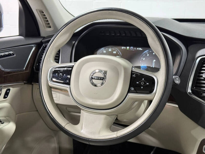 2016 Volvo XC90 T6 Momentum