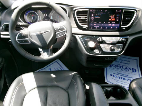 2025 Chrysler Pacifica Select