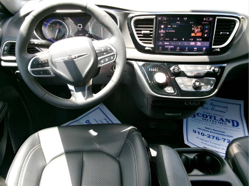 2025 Chrysler Pacifica Select
