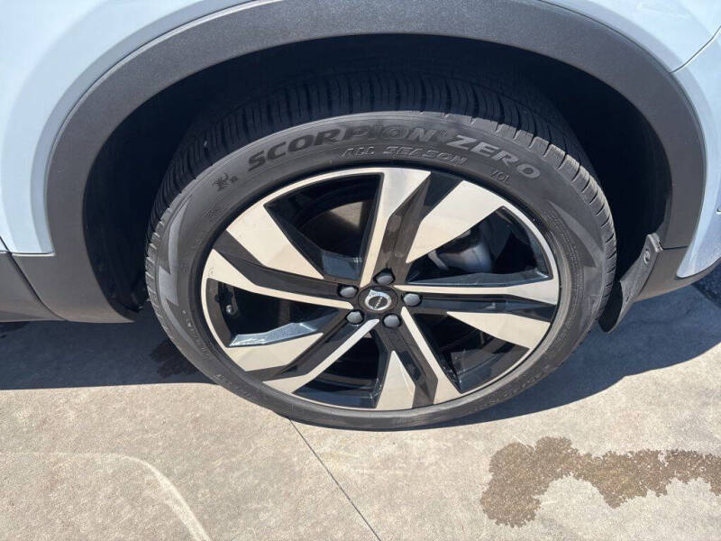 2024 Volvo XC40 B5 Plus Dark Theme