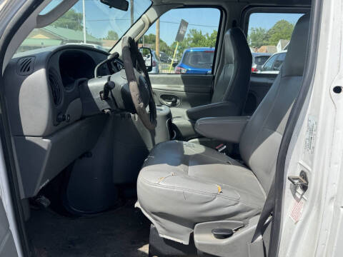 2003 Ford E-Series E-150 Base