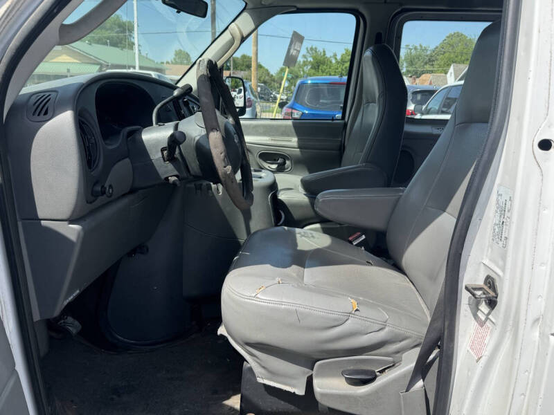 2003 Ford E-Series E-150 Base
