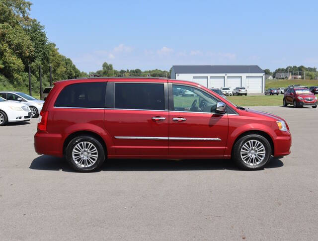 2013 Chrysler Town and Country for sale at Modern Automotive Group LLC in Lafayette, TN