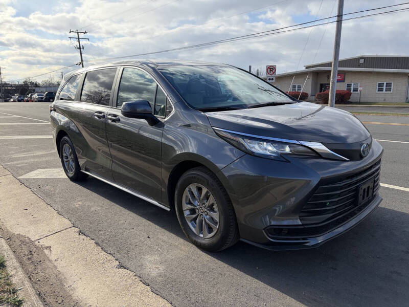 2025 Toyota Sienna LE 8-Passenger