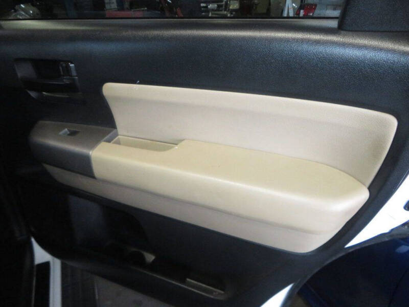 2016 Toyota Sequoia SR5