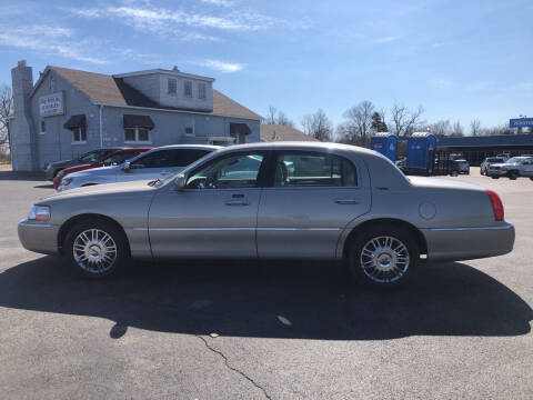 2006 Lincoln Town Car for sale at Village Motors in Sullivan MO