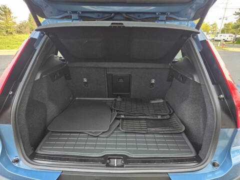 2024 Volvo XC40 B5 Core Dark Theme
