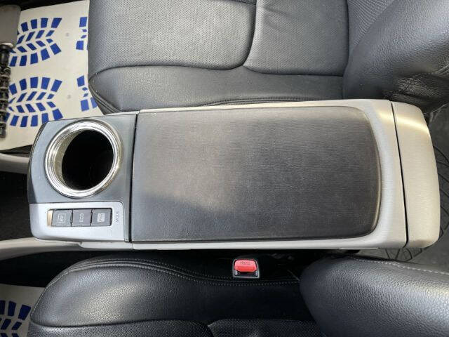 2017 Toyota Prius v Five