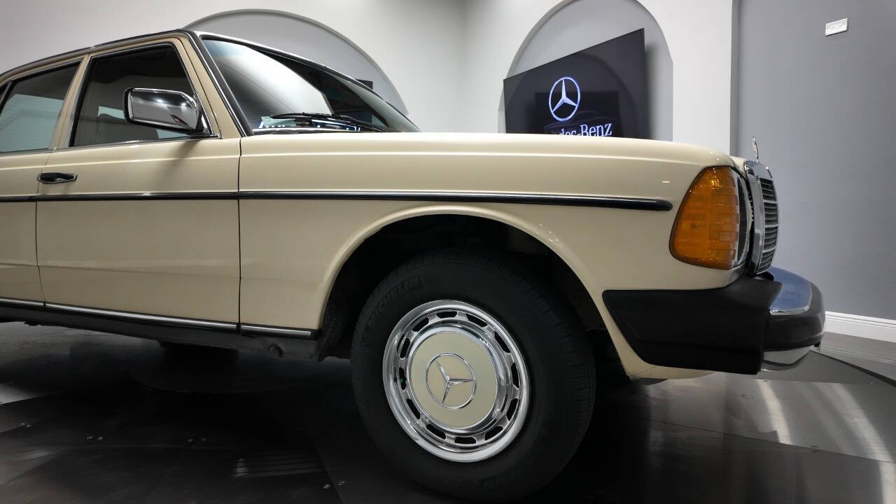1983 Mercedes-Benz 240-Class 12
