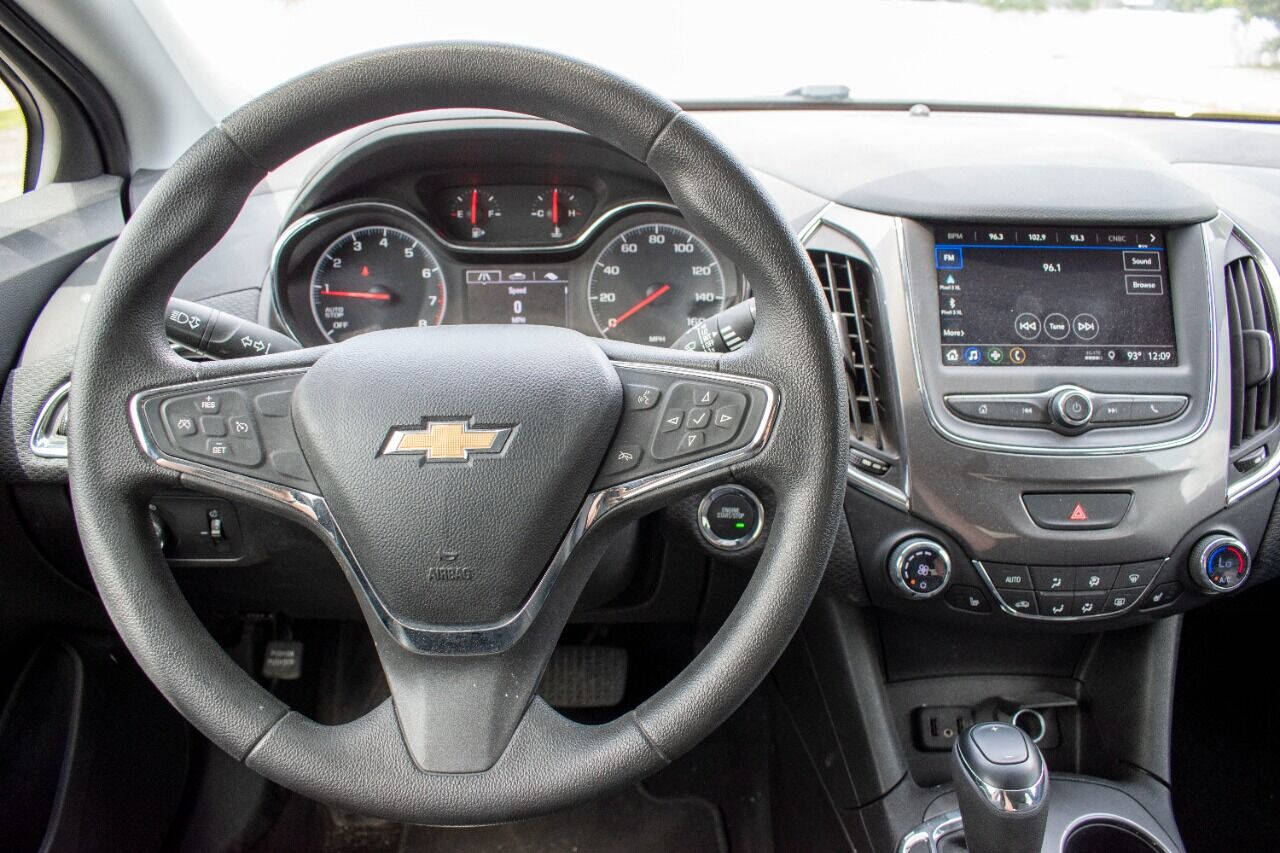 2019 CHEVROLET Cruze Hatchback - $15,900