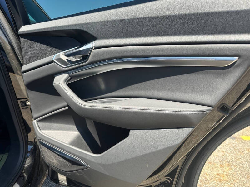 2022 Audi e-tron quattro Premium Plus