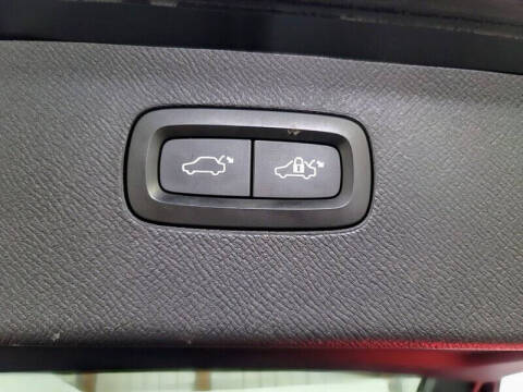 2016 Volvo XC90 T6 Momentum