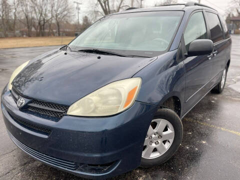 2004 Toyota Sienna for sale at Car Castle in Zion IL