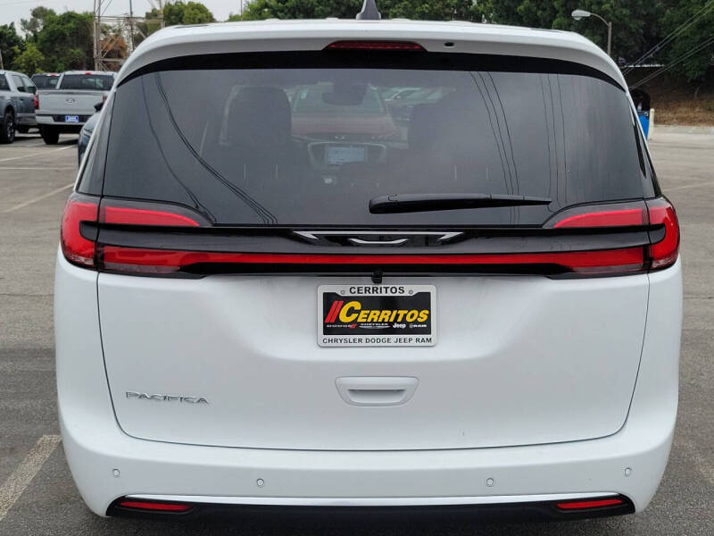 2027 Chrysler Pacifica Select