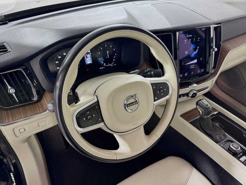 2021 Volvo XC60 T6 Momentum