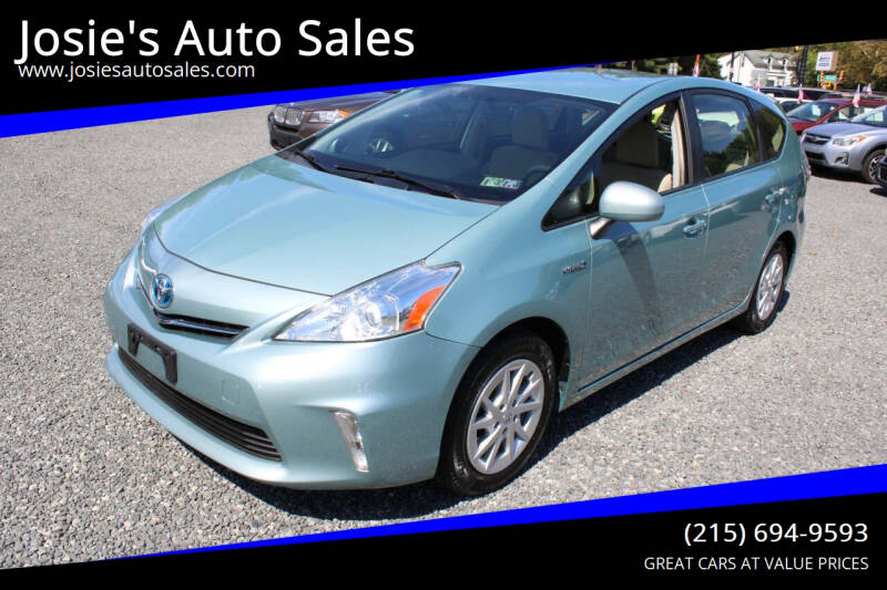 2014 Toyota Prius v Three's photo