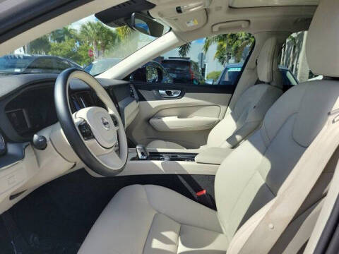 2024 Volvo XC60 B5 Core Dark Theme