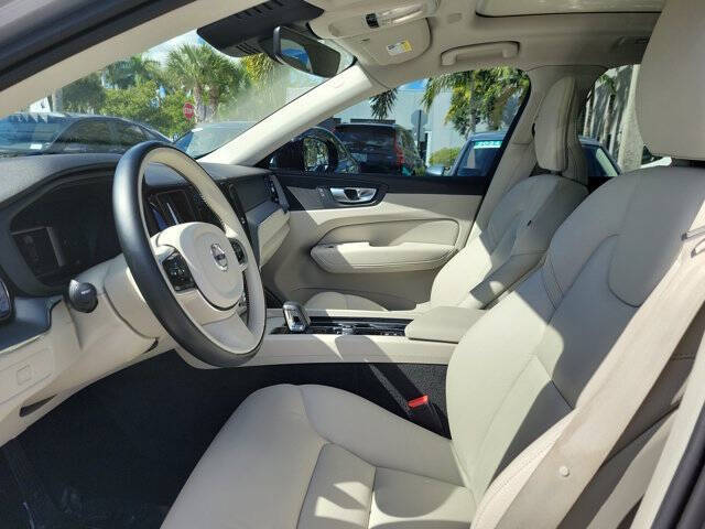 2024 Volvo XC60 B5 Core Dark Theme