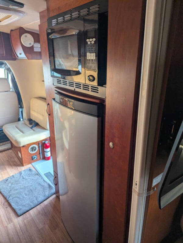 2012 Leisure Travel S24CB