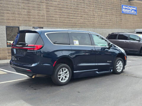 2023 Chrysler Pacifica Touring L