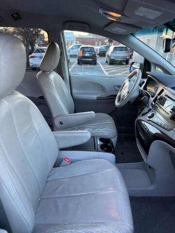 2014 Toyota Sienna LE 7-Passenger