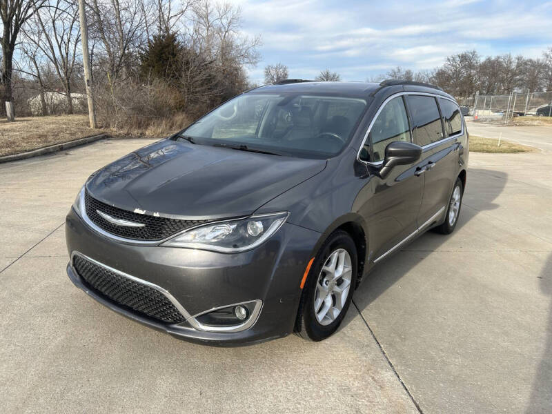 2017 Chrysler Pacifica Touring L's photo