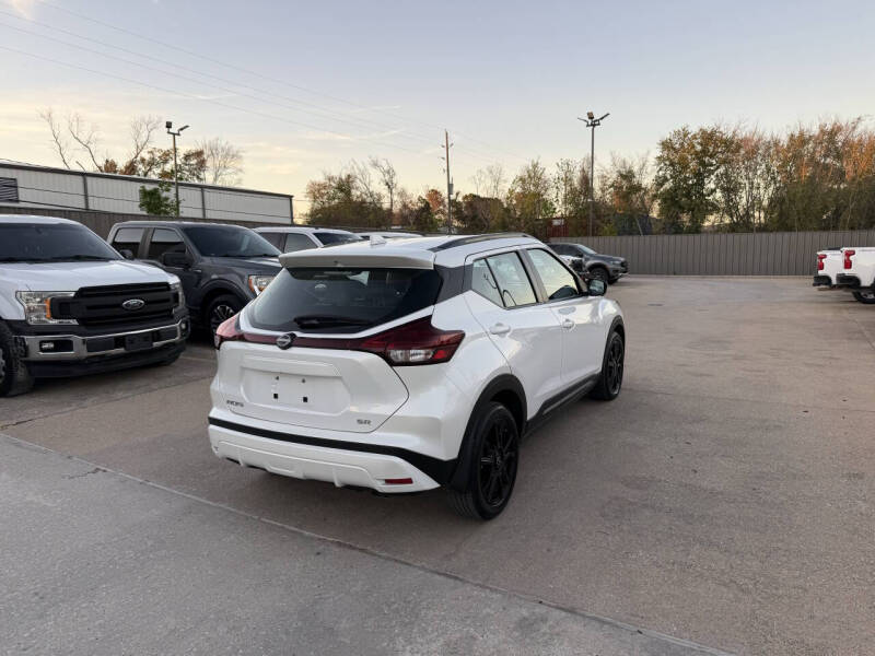 2022 Nissan Kicks SR