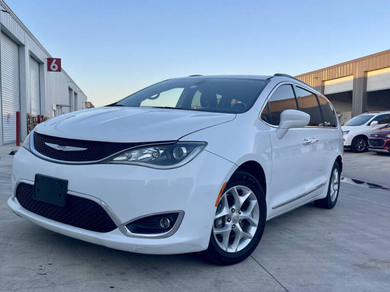 2017 Chrysler Pacifica Touring-L's photo