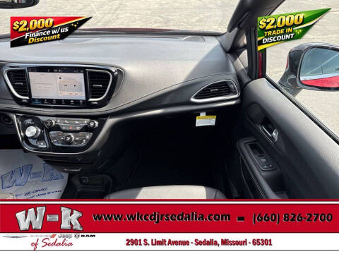 2027 Chrysler Pacifica Select
