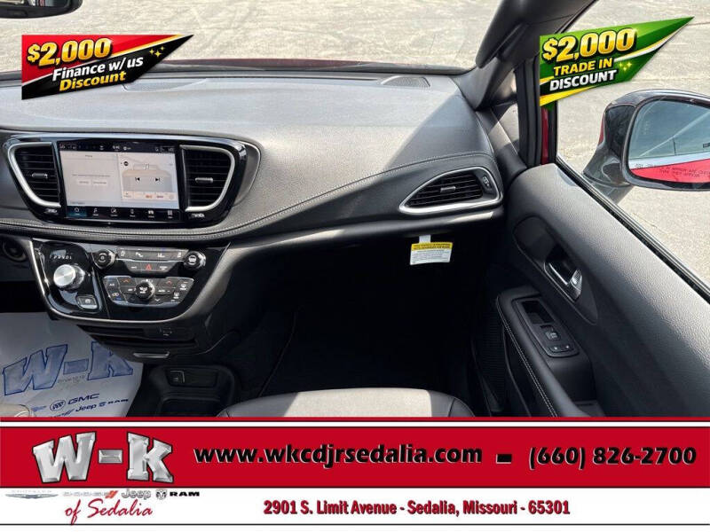 2027 Chrysler Pacifica Select