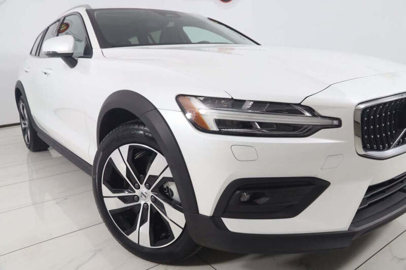 2024 Volvo V60 Cross Country B5 Plus