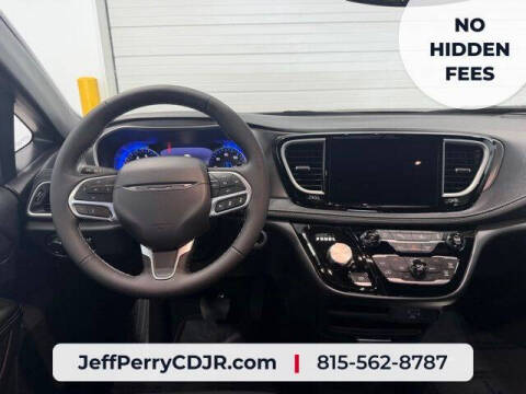 2027 Chrysler Pacifica Select