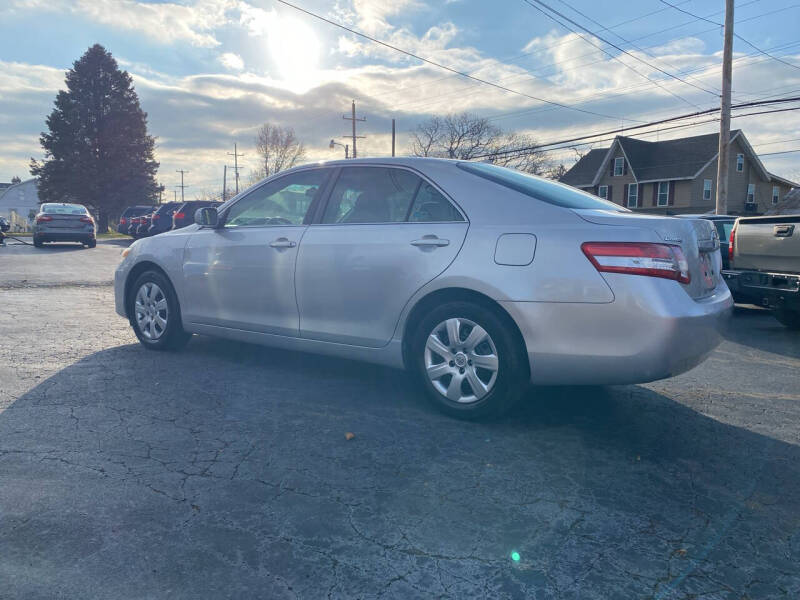 2011 Toyota Camry LE photo 7