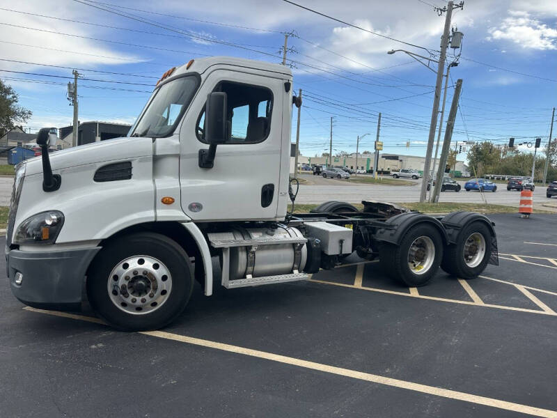 2016 Freightliner CASCADIA DAY CAB
