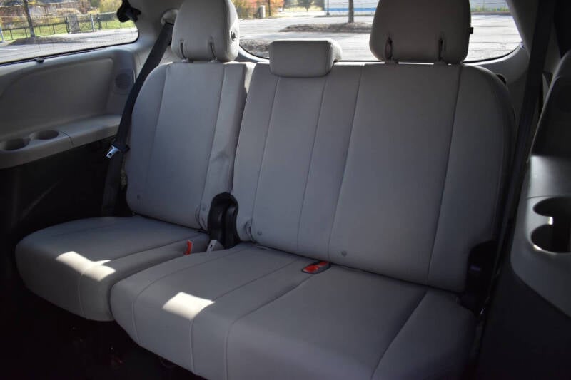 2015 Toyota Sienna Limited Premium photo 17