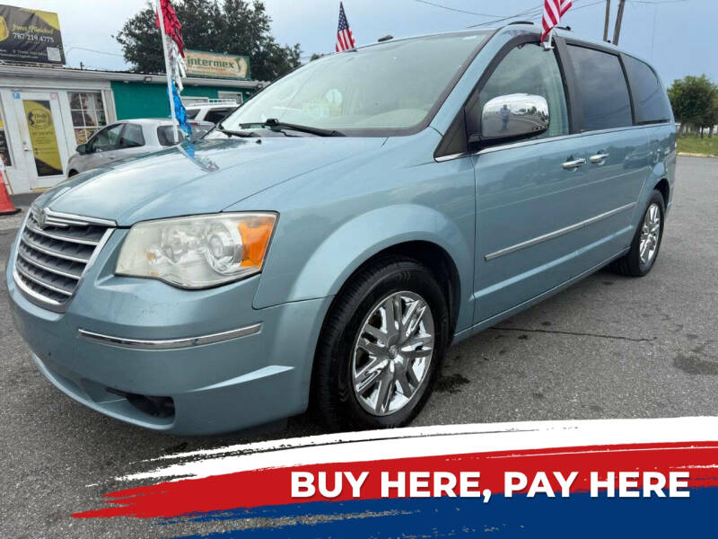 2010 Chrysler Town & Country Limited's photo