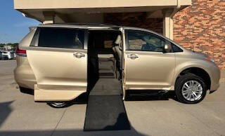 2014 Toyota Sienna XLE's photo