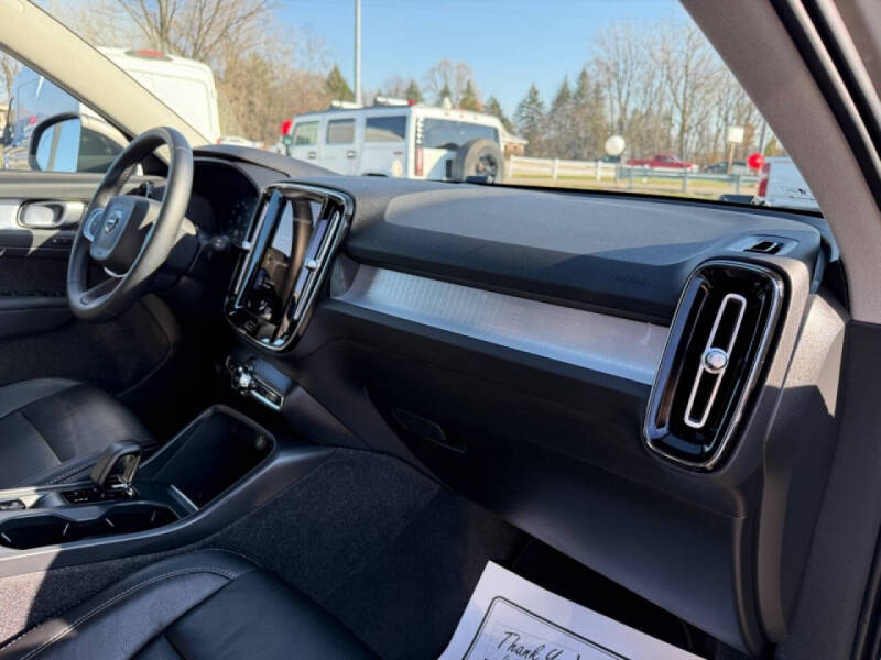 2022 Volvo XC40 T5 Momentum