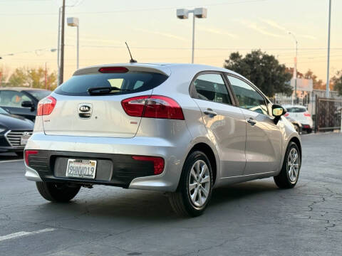 2016 Kia Rio 5-Door LX