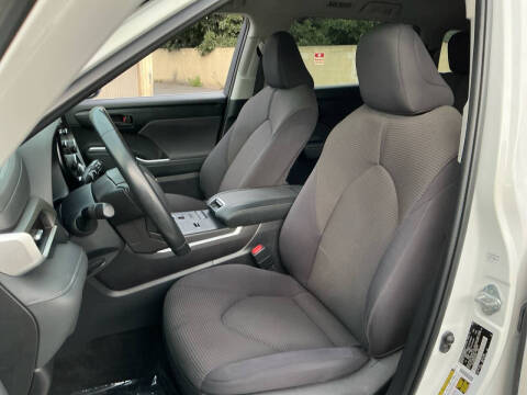 2022 Toyota Highlander LE