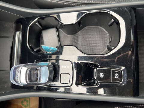 2023 Volvo XC40 B5 Plus Dark Theme