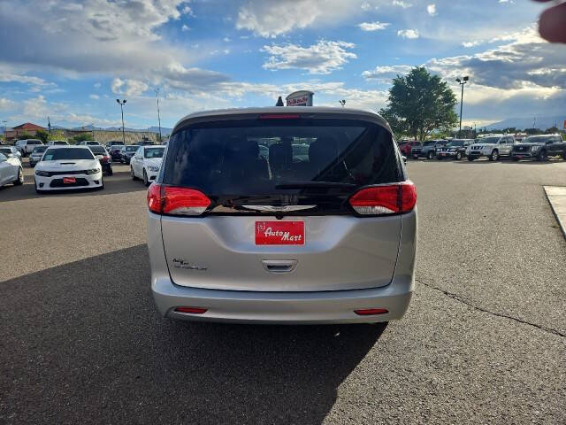 2023 Chrysler Voyager LX